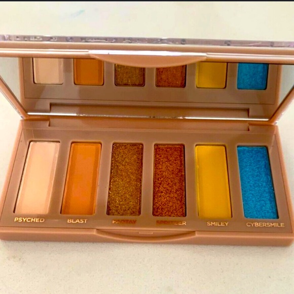 New Urban Decay x Smiley® Naked Eyeshadow Palette - Picture 9 of 13